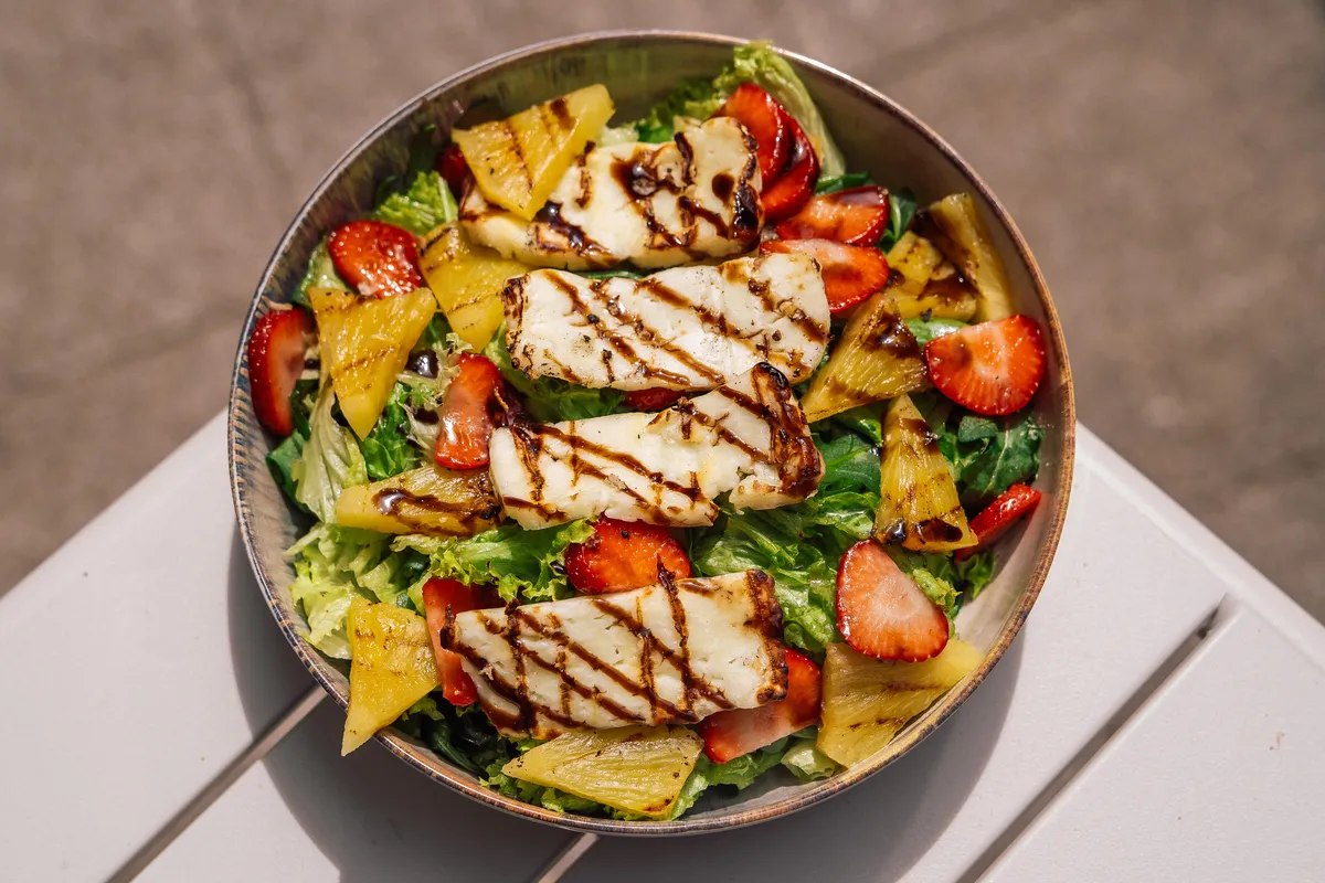 Sałatka z grillowanym halloumi — Muszla Kołobrzeg